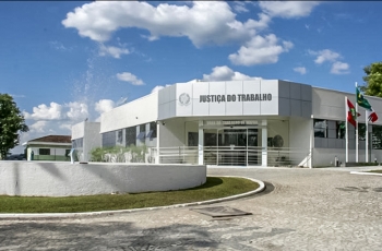 Foto da fachada da Vara do Trabalho de Mafra, com um chafariz à frente.