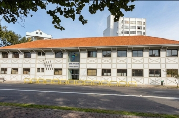 Prédio da fachada da Vara do Trabalho de Blumenau