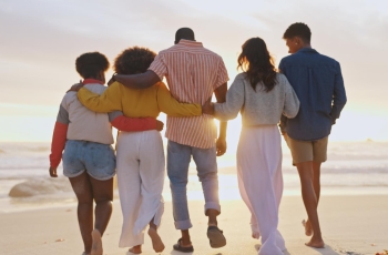 foto de um grupo de pessoas olhando o horizonte na praia