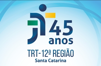 Selo com o logo da Justiça do Trabalho e o texto 45 anos