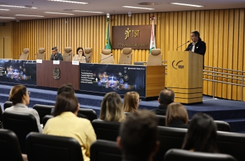 Seminário no TST, com palestrante em um púlpito e participantes sentados no auditório.