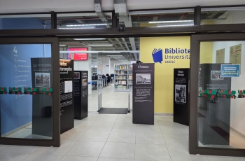 Cinco painéis decoram a entrada de uma biblicoteca