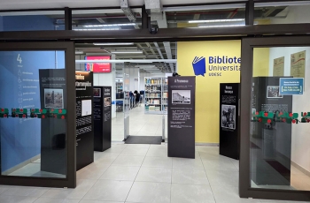 Cinco painéis decoram a entrada de uma biblioteca