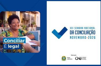 Mulher sorridente, de meia idade, recebe um documento no portão de casa. Banner de divulgação da 21ª Semana Nacional da Conciliação