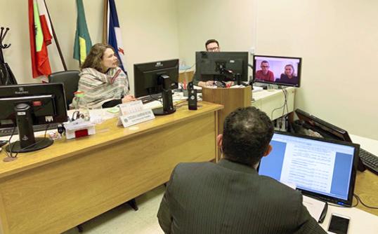 A 2ª Vara do Trabalho de Joinville realizou uma audiência  reunindo partes, testemunhas e advogados simultaneamente nos Fóruns do município e no de Porto Alegre