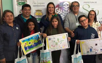 Juíza Patrícia (c) e, a partir da esquerda, alunos vencedores em São Joaquim: Dhiovana Barreto da Silva, Larianny Abatt Padilha e Marcos Vinicios Rodrigues de Arruda