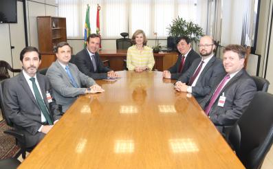 Presidente do TRT-SC Lourdes Leiria com comitiva da OAB-SC em visita institucional