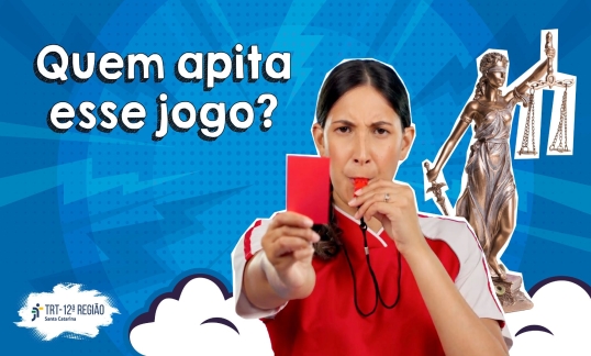 A imagem mostra uma mulher vestida como árbitra de futebol, segurando um cartão vermelho e apitando um apito. Ao fundo, aparece uma estátua da Justiça (a deusa Têmis), com balança e espada. O fundo é azul com elementos gráficos em estilo de quadrinhos, como nuvens e padrões de pontos.  Texto: "Quem apita esse jogo?"