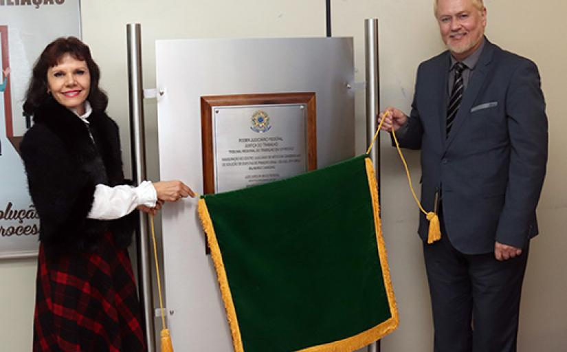 Presidente Mari Eleda e procurador do estado Marcos Averbeck descerram a placa de inauguração do Cejusc