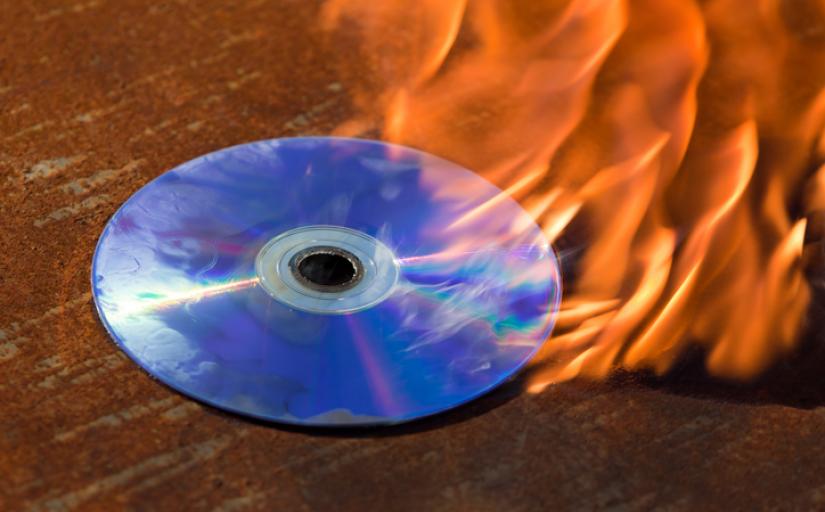 Imagem de um cd em chamas