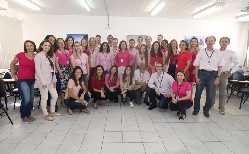 Foto com a equipe da Secretaria de Gestão de Pessoas vestida de rosa