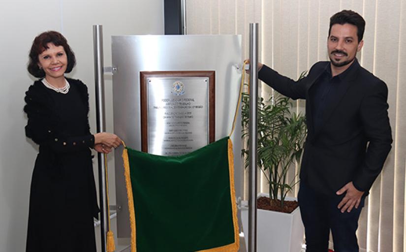 Presidente Mari Eleda e prefeito Jorge Krüger descerram a placa de inauguração da nova sede da VT de Timbó