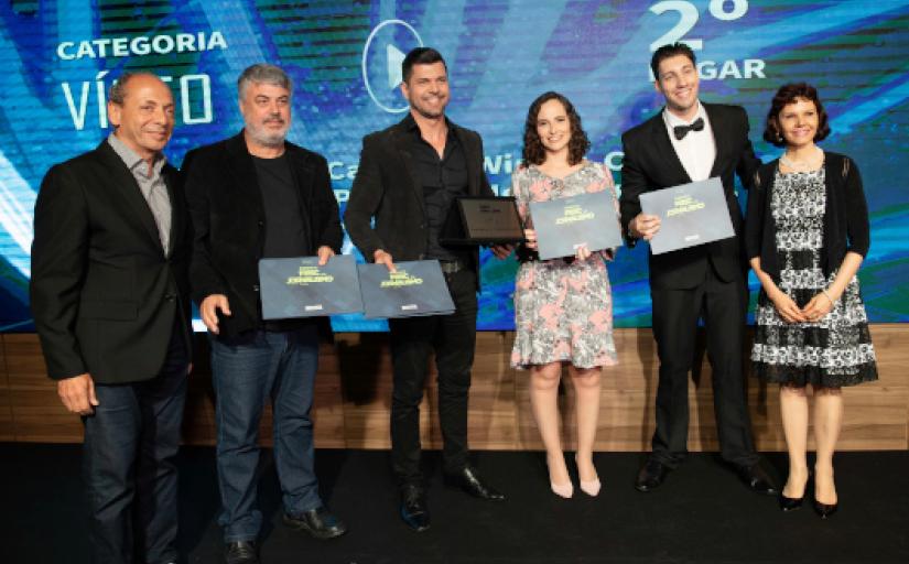 desembargadora Mari Eleda entrega prêmio à equipe segunda colocada - integrante Luan Martendal