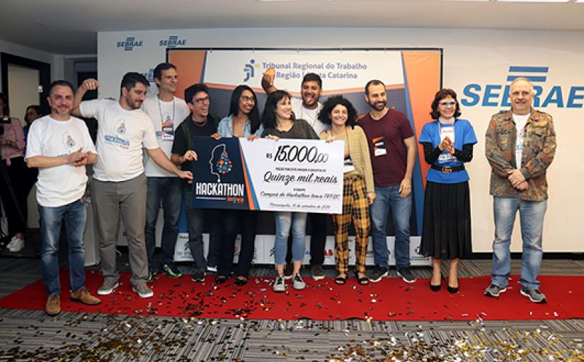 Equipe vencedora do Hackathon prestigiada pelos desembargadores gestores do TRT-SC