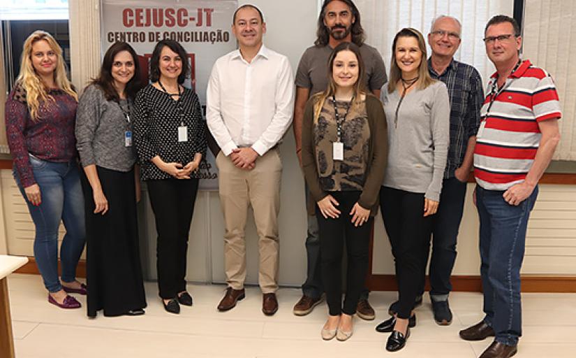 Juiz Marcel Higuchi (c), coordenador do Cejusc, e a equipe do Secaj em foto de arquivo