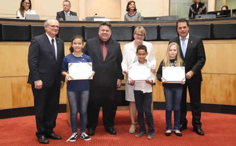 jovens finalistas do concurso de desenho de São José são homenageados por deputados na ALESC