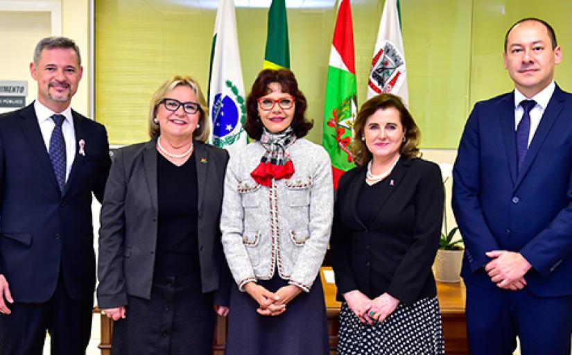 uiz José Eduardo Alcântara; desembargadoras Rosemarie Pimpão, Mari Eleda e Marlene Suguimatsu; e juiz Marcel Higuchi