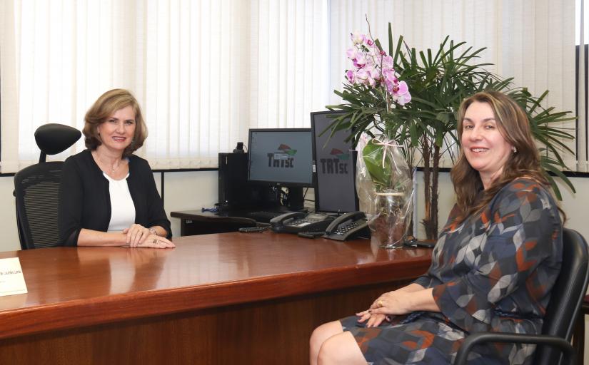 Desembargadora Lourdes Leiria recebe colega Teresa Cotosky no Gabinete da Presidência