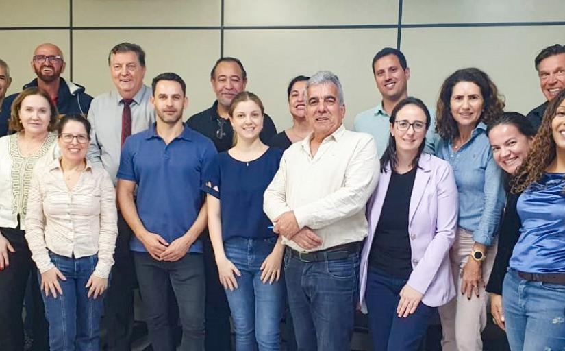 Corregedor Nivaldo Stankiewicz com juízes e equipe de servidores de Balneário Camboriú