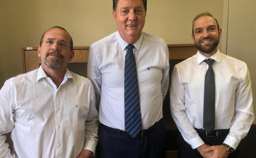 Três homens de camisa branca em é, posando para foto