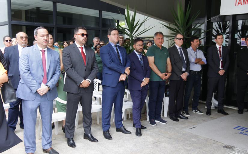 Homens de terno escutando manifestação de um orador