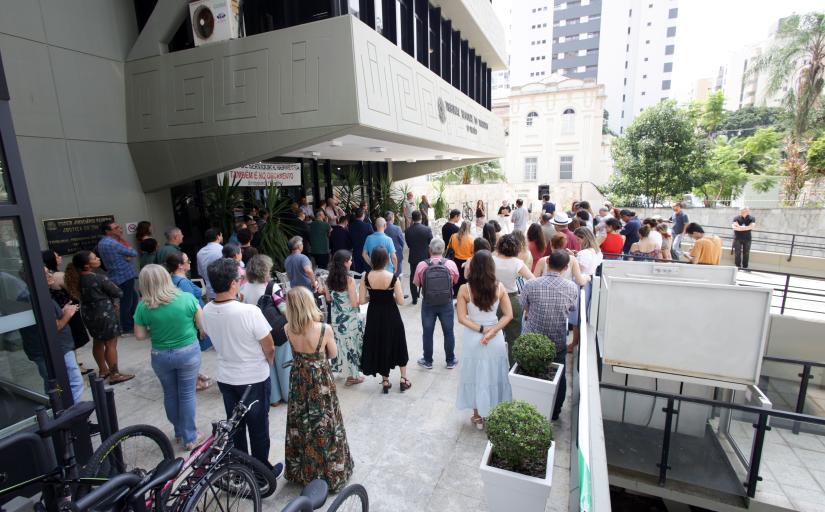 Público na frente do prédio do TRT participando da mobilização