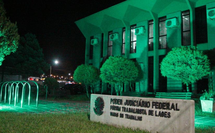 Prédio e árvores iluminados de verde