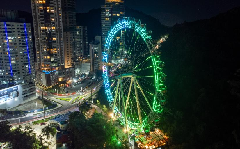 Roda gigante iluminada de verde