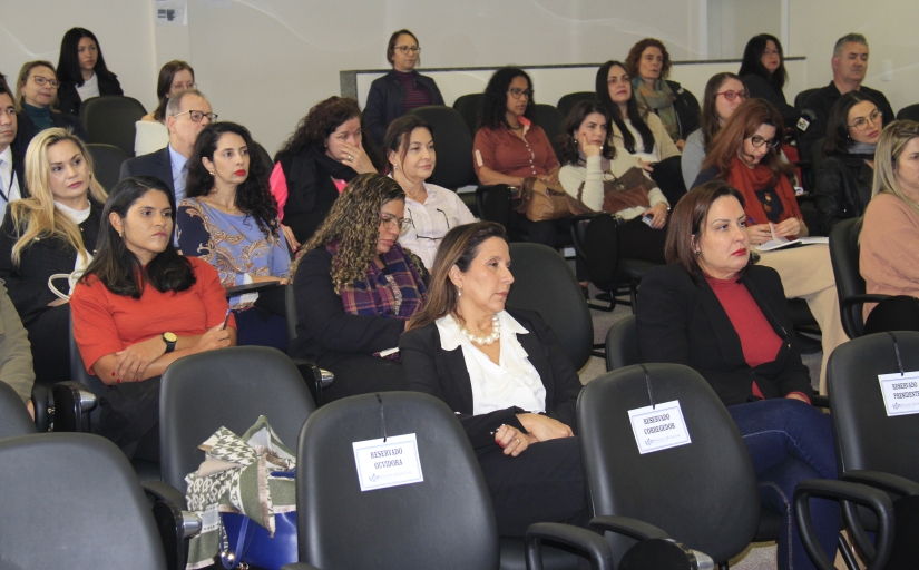 Foto geral do público, nela aparecem em torno de vinte mulheres e três homens