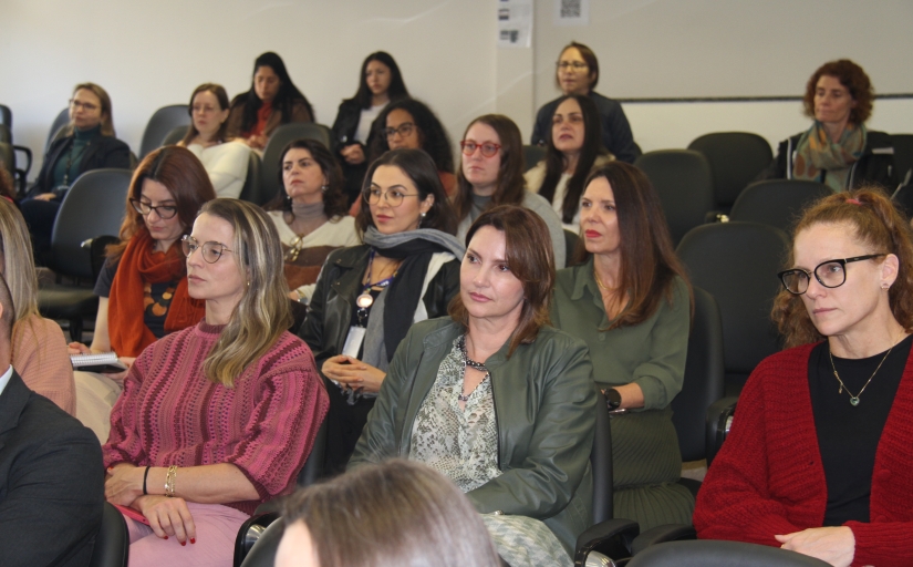 Foto do público onde aparecem dezesseis mulheres