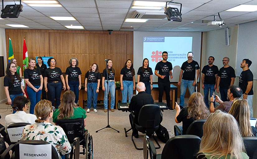 Grupo de pessoas com camiseta preta cantando
