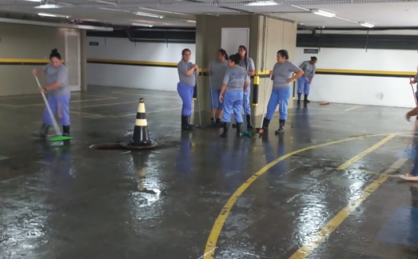 Equipes realizam limpeza da garagem do prédio-sede