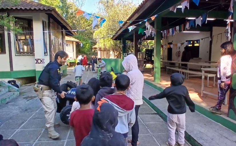 Pátio de uma escola com crianças brincando