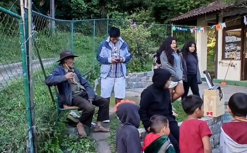 Grupo de crianças em uma escola