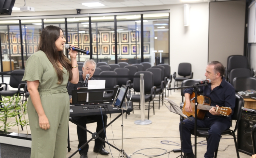 Trio musical se apresentando