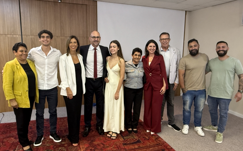Grupo de dez pessoas posa para a foto